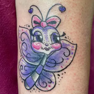 Tattoo von Tschiggy mit einem Schmetterling im Bubblegum-Art-Stil