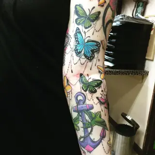 Tattoo von Tschiggy mit einem Schmetterling und einem Anker im Bubblegum-Art-Stil