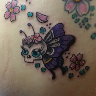 Tattoo von Tschiggy mit einem Schmetterling und einem Totenkopf im Bubblegum-Art-Stil