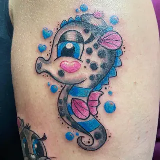 Tattoo von Tschiggy mit einem Seepferdchen im Bubblegum-Art-Stil