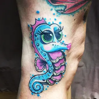 Tattoo von Tschiggy mit einem Seepferdchen im Bubblegum-Art-Stil