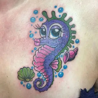 Tattoo von Tschiggy mit einem Seepferdchen im Bubblegum-Art-Stil
