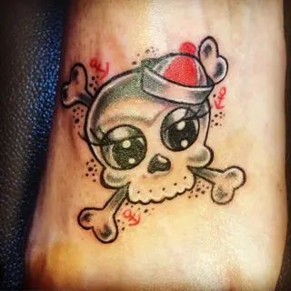 Tattoo von Tschiggy mit einem Totenkopf im Bubblegum-Art-Stil