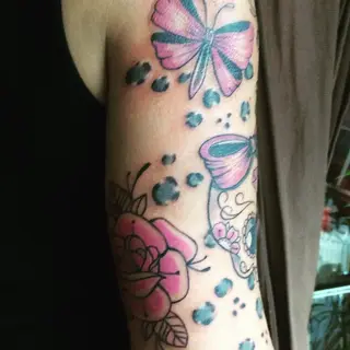 Tattoo von Tschiggy mit einem Totenkopf im Bubblegum-Art-Stil