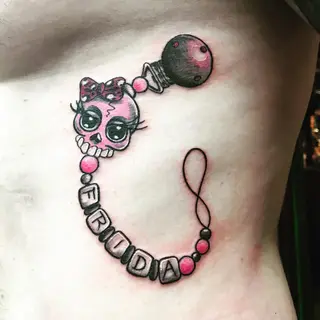 Tattoo von Tschiggy mit einem Totenkopf im Bubblegum-Art-Stil