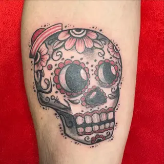 Tattoo-Entwurf von Tschiggy mit einem Totenkopf und einem mexikanischen Zuckerschädel im Bubblegum-Art-Stil