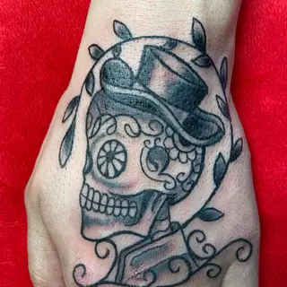 Tattoo-Entwurf von Tschiggy mit einem Totenkopf und einem mexikanischen Zuckerschädel im Bubblegum-Art-Stil
