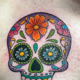 Tattoo-Entwurf von Tschiggy mit einem Totenkopf und einem mexikanischen Zuckerschädel im Bubblegum-Art-Stil