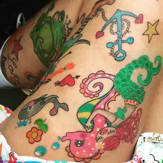 Tattoo von Tschiggy mit einem Wal und einem Seepferdchen im Bubblegum-Art-Stil