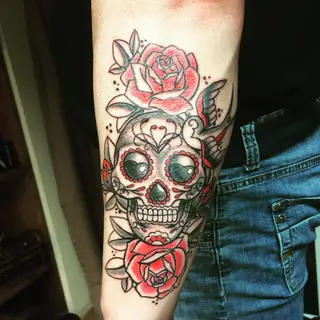 Tattoo von Tschiggy mit einem Zuckerschädel im Bubblegum-Art-Stil