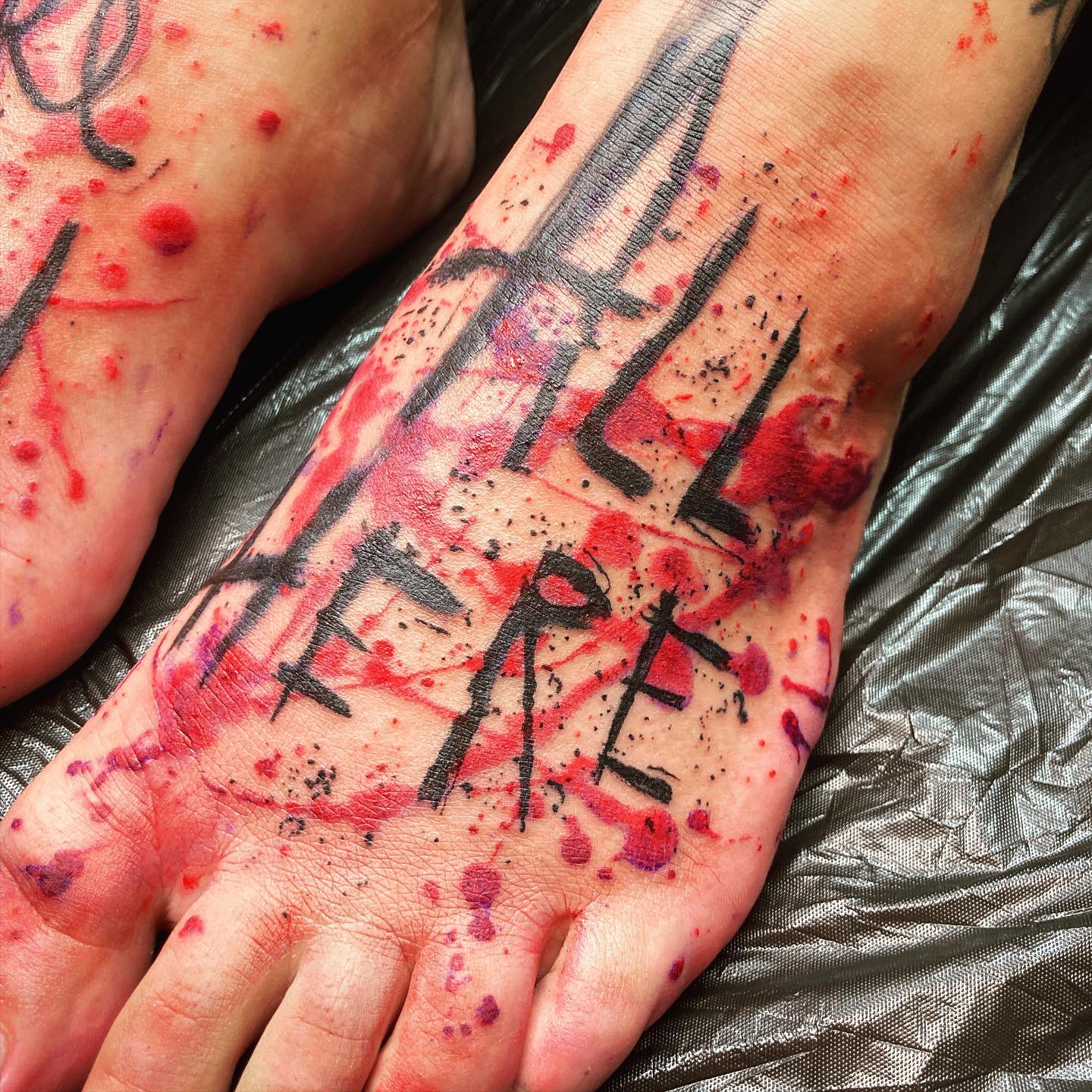 We‘re All Mad Here. We‘re Mad. All Here.
…von neulich. Das hat Spaß gemacht und wir haben endlich deinen ewig langen Strich eingearbeitet, Lisl! 💕
#wereallmadhere #wereallmadheretattoo #alicesadventuresinwonderland #alicesadventuresinwonderlandtattoo #aliceimwunderland #aliceimwunderlandtattoo #feettattoo #fußtattoo #tattoo #tattoos #tattooed #tattooing #tattoostagram #tattoolove #ink #inked #instagood #instadaily #instadailyphoto #bubblegumart #bubblegumarttattoo #hamburg #hamburgtattoo #pedi #peditaetowiert #pedi_taetowiert