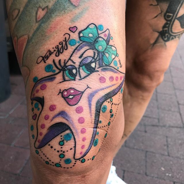 41578499 693051557736548 8165781735295961677 n - #nofilter #tschiggysbubblegumarttattoo #tschiggys #tschiggy #hamburgtattoo #tattoohamburg #hamburgtattoostudio #germantattooers #hamburgtattooers #femaletattooartist #comictattoo #colourtattoo #ink #inkstagram #tattoo #tätowierung #wannabe #seestern #seastar #autogramm  Was für eine ehre...ich lieb meine tathi von @tathstern seid 19 Jahren freundschaft  #nofilter #tschiggysbubblegumarttattoo #tschiggys #tschiggy #hamburgtattoo #tattoohamburg #hamburgtattoostudio #germantattooers #hamburgtattooers #femaletattooartist #comictattoo #colourtattoo #ink #inkstagram #tattoo #tätowierung #wannabe #seestern #seastar #autogramm  Was für eine ehre...ich lieb meine tathi von @tathstern seid 19 Jahren freundschaft