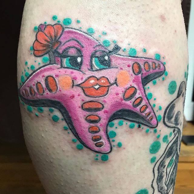 44189229 285852295391766 8858071728840653533 n - #nofilter #tschiggy #tattoohamburg #hamburgtattoo #hafenliebe #tschiggysbubblegumarttattoo #tschiggys #germantattooers #tattoo #tatt #tat #ink #inkstagram #femaletattooartist #comictattoo #colourtattoo #seestern #starfish  Danke an meine süße nicole @mopsmuddi  #nofilter #tschiggy #tattoohamburg #hamburgtattoo #hafenliebe #tschiggysbubblegumarttattoo #tschiggys #germantattooers #tattoo #tatt #tat #ink #inkstagram #femaletattooartist #comictattoo #colourtattoo #seestern #starfish  Danke an meine süße nicole @mopsmuddi