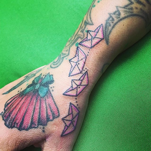 45302938 125454481788688 7541826565505260801 n - #tschiggysbubblegumarttattoo #tschiggy #tschiggys #ink #inked #inkstagram #germantattoers #femaletattooartist #tattoo #tätowierung #gapfiller #lückenfüller #smalltattoo #ilovemyjob #hafenliebe #papierboot #paperboattattoo  Danke an meine @viktoria.zeis für die weite Anreise aus Österreich und die tollen Stunden  #tschiggysbubblegumarttattoo #tschiggy #tschiggys #ink #inked #inkstagram #germantattoers #femaletattooartist #tattoo #tätowierung #gapfiller #lückenfüller #smalltattoo #ilovemyjob #hafenliebe #papierboot #paperboattattoo  Danke an meine @viktoria.zeis für die weite Anreise aus Österreich und die tollen Stunden