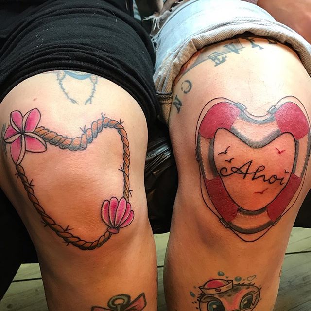 52806804 583795682102672 6457209289934839304 n - #knietattoo #kneetattoo #tattoohamburg #hamburgtattoo #ilovemyjob #tschiggys #tschiggy #tschiggysbubblegumarttattoo #ink #inkstagram #inkstagrammers #femaletattooartists #comictattoo #tattoo #tätowierung #ahoi #hafenliebe #ropetattoo #rettungsring #lifebelt  Was für ein schöner Tag mit @klickeldopp und @ingeborg_tennissocke  unglaublich lustig ,bis bald Mädels ️️  #knietattoo #kneetattoo #tattoohamburg #hamburgtattoo #ilovemyjob #tschiggys #tschiggy #tschiggysbubblegumarttattoo #ink #inkstagram #inkstagrammers #femaletattooartists #comictattoo #tattoo #tätowierung #ahoi #hafenliebe #ropetattoo #rettungsring #lifebelt  Was für ein schöner Tag mit @klickeldopp und @ingeborg_tennissocke  unglaublich lustig ,bis bald Mädels ️️