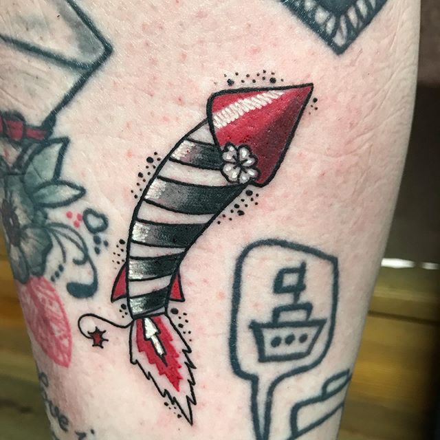 60299291 439199356644786 429797797867684203 n - #nofilter #tattoohamburg #hamburgtattoo #tschiggy #germantattooers #tschiggys #tschiggysbubblegumarttattoo #hamburgtattooers #rakete #rocket #rockettattoo #fusionfestival #tribute #blackandredtattoo #femaletattooartist #comictattoo #ilovemyjob  Eine verneigung vor dem fusionfestival,danke sweet sarah @s150884 ️️️  #nofilter #tattoohamburg #hamburgtattoo #tschiggy #germantattooers #tschiggys #tschiggysbubblegumarttattoo #hamburgtattooers #rakete #rocket #rockettattoo #fusionfestival #tribute #blackandredtattoo #femaletattooartist #comictattoo #ilovemyjob  Eine verneigung vor dem fusionfestival,danke sweet sarah @s150884 ️️️