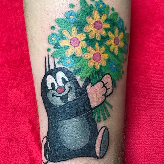 67084990 150015212750615 4457115059604465401 n - #maulwurf #derkleinemaulwurf #thelittlemole #comictattoo #colourtattoo #tschiggy #tschiggys #tschiggysbubblegumarttattoo #hamburgtattoo #tattoohamburg #hamburgtattooers #germantattooers #femaletattooartist #inked #ink #inkstagram #tätowierung #tattoo  Danke an unseren lieben @bobby_daddy  #maulwurf #derkleinemaulwurf #thelittlemole #comictattoo #colourtattoo #tschiggy #tschiggys #tschiggysbubblegumarttattoo #hamburgtattoo #tattoohamburg #hamburgtattooers #germantattooers #femaletattooartist #inked #ink #inkstagram #tätowierung #tattoo  Danke an unseren lieben @bobby_daddy