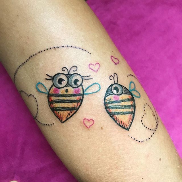 67117878 156857482064170 1380607739324699110 n - #beetattoo #bees #bee #bienen #comictattoo #colourtattoo #hamburgtattooers #germantattooers #femaletattooartist #tschiggy #tschiggys #tschiggysbubblegumarttattoo #tattoo #inkstagram #ink #tattoo #tätowierung #liebe #ilovemyjob  Danke an @ich_bin_baron suse ,immer wieder schön mit dir  #beetattoo #bees #bee #bienen #comictattoo #colourtattoo #hamburgtattooers #germantattooers #femaletattooartist #tschiggy #tschiggys #tschiggysbubblegumarttattoo #tattoo #inkstagram #ink #tattoo #tätowierung #liebe #ilovemyjob  Danke an @ich_bin_baron suse ,immer wieder schön mit dir