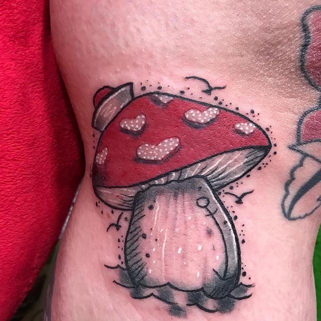 67446090 492886741501796 6212591991865817396 n - #pilz #fliegenpilz #fliegenpilztattoo #glückspilz #luckymushroom #tschiggy #tschiggys #tschiggysbubblegumarttattoo #blackandredtattoo #femaletattooartist #germantattooers #hafenliebe #hamburgtattooers #hamburgtattoo #tattoohamburg #tattoo #ink #inkstagram #comictattoo #ilovemyjob  Ein glückspilz für meine liebe @s150884 wie immer ein Fest ️️️  #pilz #fliegenpilz #fliegenpilztattoo #glückspilz #luckymushroom #tschiggy #tschiggys #tschiggysbubblegumarttattoo #blackandredtattoo #femaletattooartist #germantattooers #hafenliebe #hamburgtattooers #hamburgtattoo #tattoohamburg #tattoo #ink #inkstagram #comictattoo #ilovemyjob  Ein glückspilz für meine liebe @s150884 wie immer ein Fest ️️️