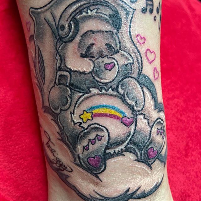 83191351 551714079026785 3659007935180549802 n - #glücksbärchis #carebear #carebeartattoo #musicismyfirstlove #tschiggy #tschiggys #tschiggysbubblegumarttattoo #hamburgtattoo #tattoohamburg #femaletattooartist #hamburgtattooers #germantattooers #inked #ink #inkstagram #tätowierung #ilovemyjob #comictattoo  Danke an @blueturtle_studio und die bezaubernde kathi  #glücksbärchis #carebear #carebeartattoo #musicismyfirstlove #tschiggy #tschiggys #tschiggysbubblegumarttattoo #hamburgtattoo #tattoohamburg #femaletattooartist #hamburgtattooers #germantattooers #inked #ink #inkstagram #tätowierung #ilovemyjob #comictattoo  Danke an @blueturtle_studio und die bezaubernde kathi